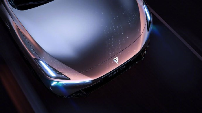 10月31日，在深蓝L06预售发布会后，深蓝汽车董事长邓承浩与凤凰网科