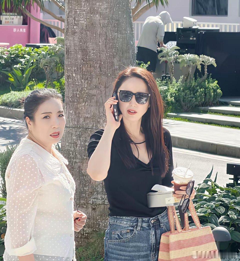 我刷董璇三亚路透，直到看清生图才发现她有多绝！47岁董璇，状态真的太能打！47岁