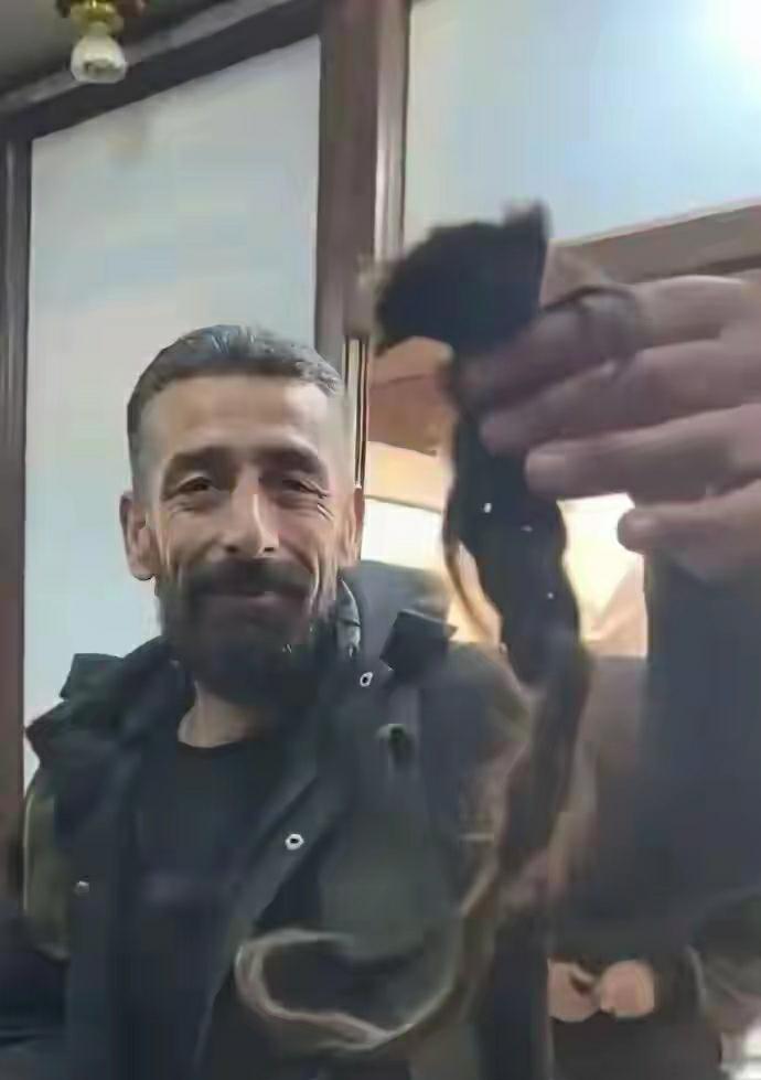 朱拉尼匪帮的士兵残杀了库尔德女兵，还拿起库尔德女兵的辫子做炫耀。这些女兵本来