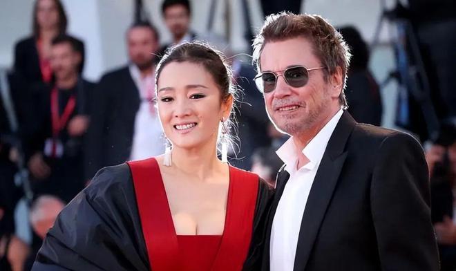 2018年，70岁的米歇尔拿着5个亿向52岁的巩俐求婚。巩俐却说：“我差的不是钱