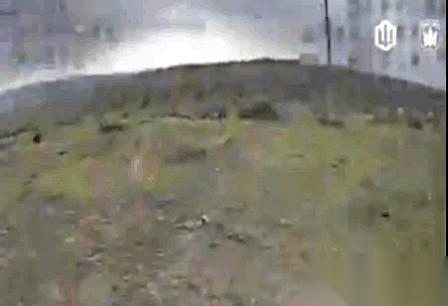 最讽刺的是什么？那架无人机，既是刽子手，又成了唯一的证人。它终结了两个往前冲