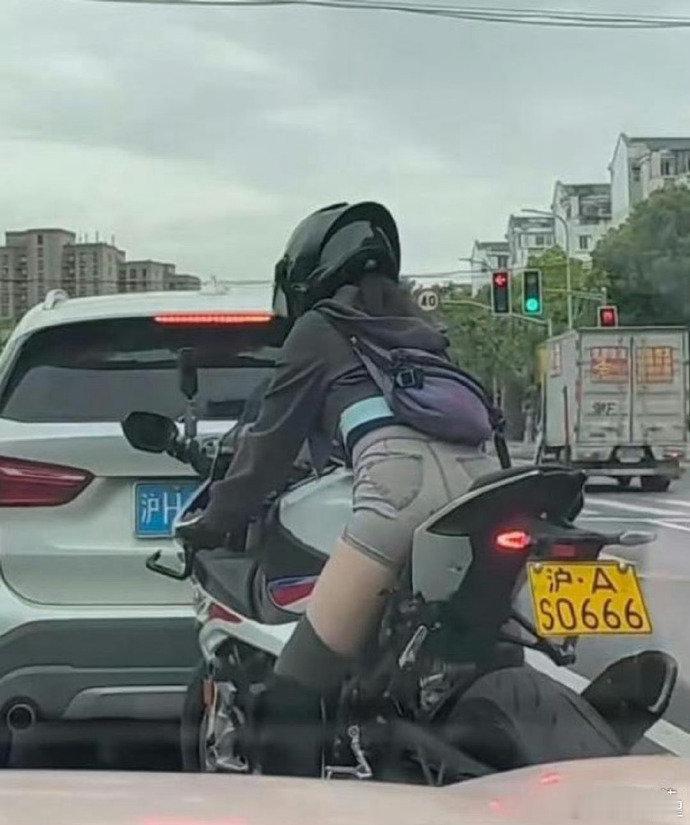本想去搭讪！一看车牌心凉了！