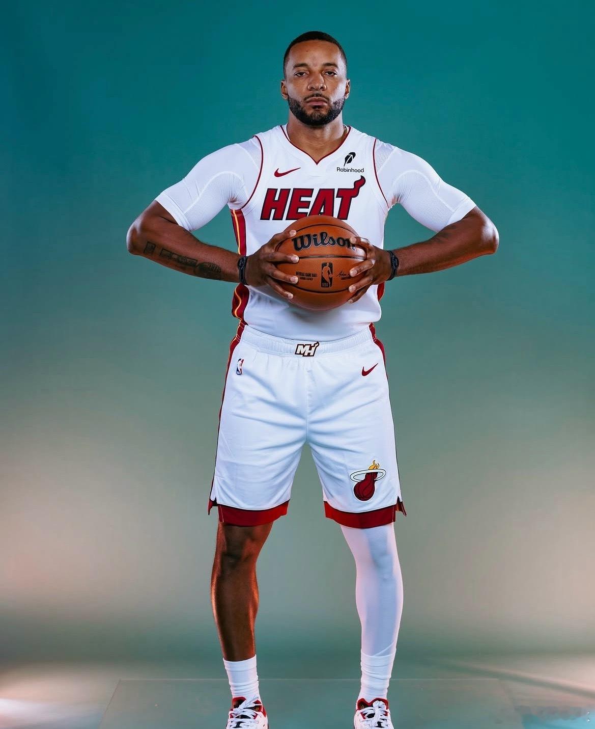 鲍威尔：“我是天生的O型腿，腿部和脚踝的生理结构本身就有些内弯，所以平时经常会崴