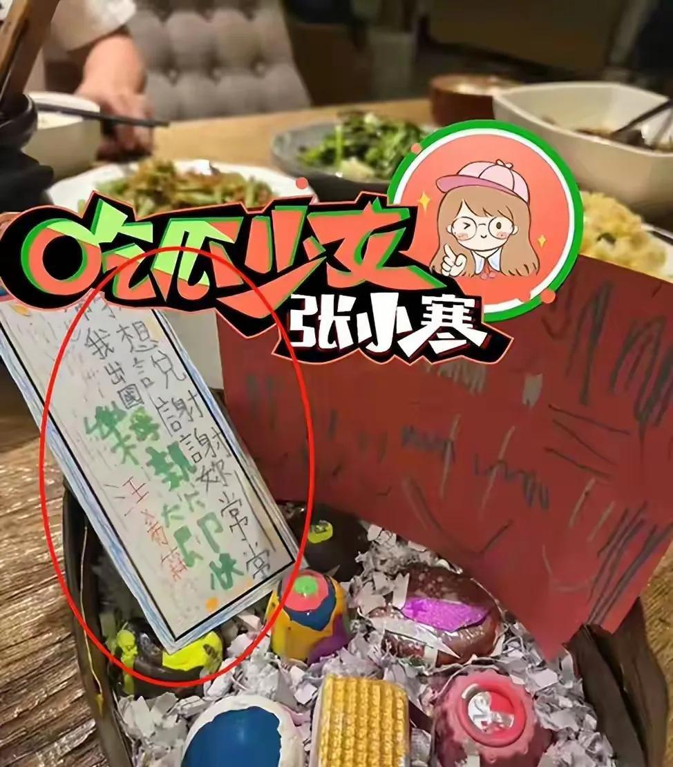 马筱梅感动哭了！上周母亲节，也是小箖箖生日。马筱梅带着小箖箖去逛街购物，买了很
