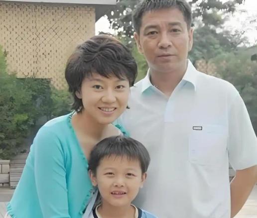 2004年，闫妮的先生邹伟要求分开，闫妮不愿离，她认为孩子年纪尚小，邹伟讲：价值