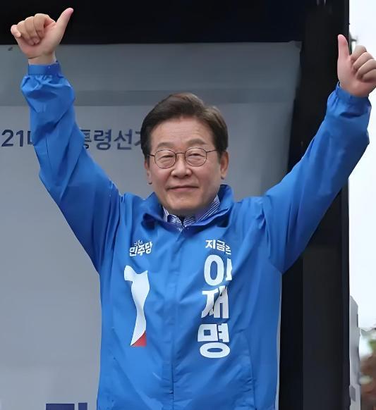 大家可能看错了李在明！从他拒绝参加九三阅兵后，李在明亲美的嘴脸已经彻底暴露了。此