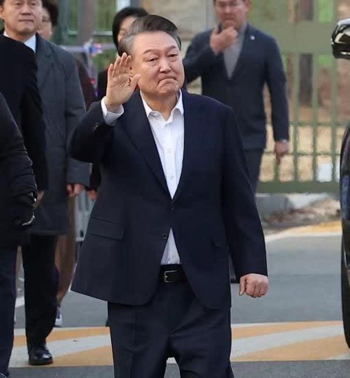 真是死猪不怕开水烫，尹锡悦这事儿真是让人没想到，被抓了还这么硬气！7