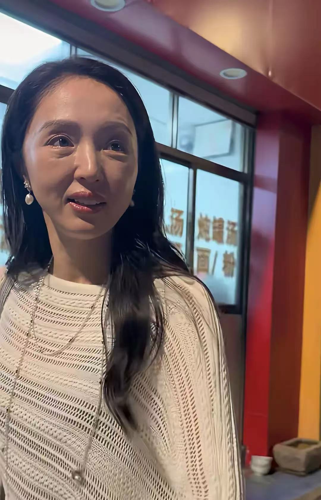 这位是董璇吗？明星真的经不起近距离拍照，但是凡夫肉胎不是正常吗？