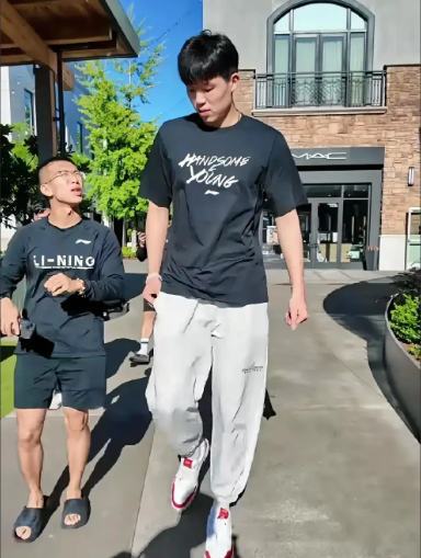 杨瀚森还是被征召回来了，网上球迷清一色的反对篮协这么做。中国男篮启程去欧洲拉