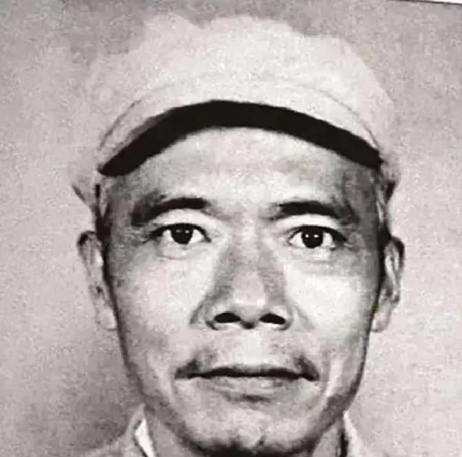 34岁的王牌特工涂作潮向党组织提出了一个令人头疼的问题，他想要一个老婆，但是必须