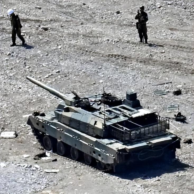 被日本视作国产军工骄傲的四代坦克，刚完成炮弹装填，炮口对准靶标，所有人都等着那声