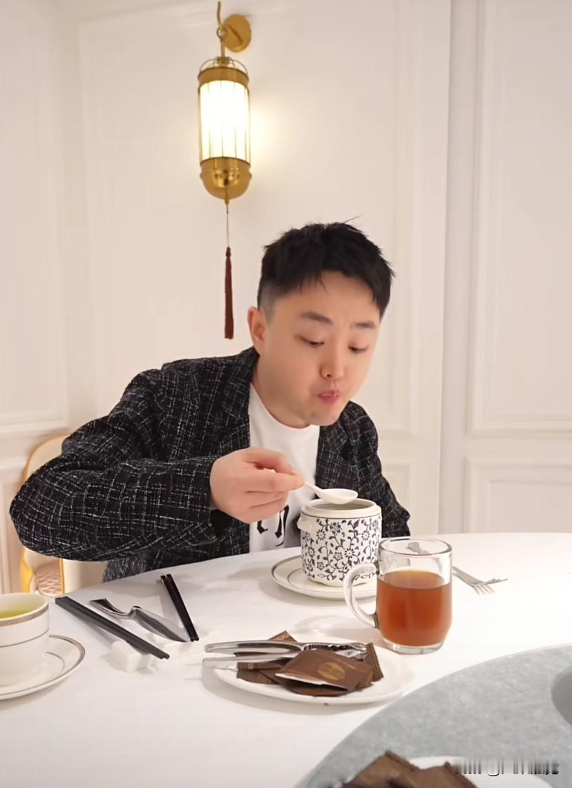 这天，香港中环写字楼楼上，香港TVB明星鼎爷私房菜VIP包厢，走进一个年轻的客人