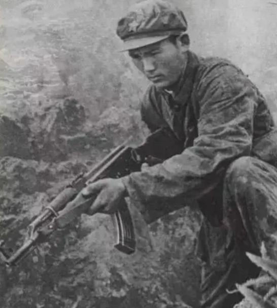 1979年，郑宏余被七八名越军包围，越军见他只有一个人，就喊话让他投降，郑宏余听
