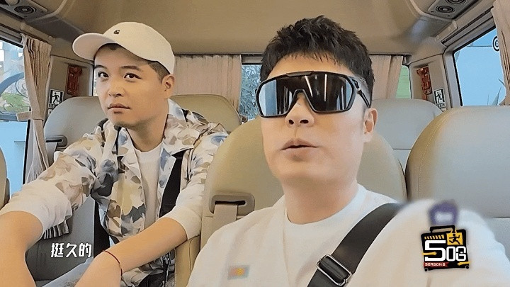 邓超迟到后小跑进场鹿晗没做发型所以戴帽子哈哈哈哈哈邓超迟到的样子，让我想起了那