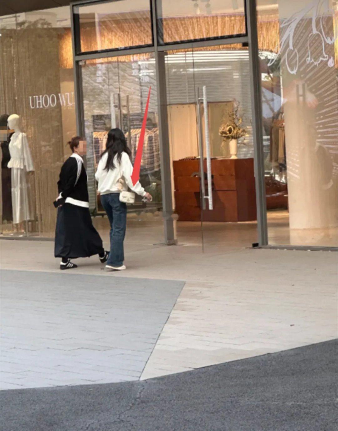 网友成都街头偶遇田亮、叶一茜之女森碟。刚满18岁的她穿搭清爽简约，白衣搭配牛仔裤