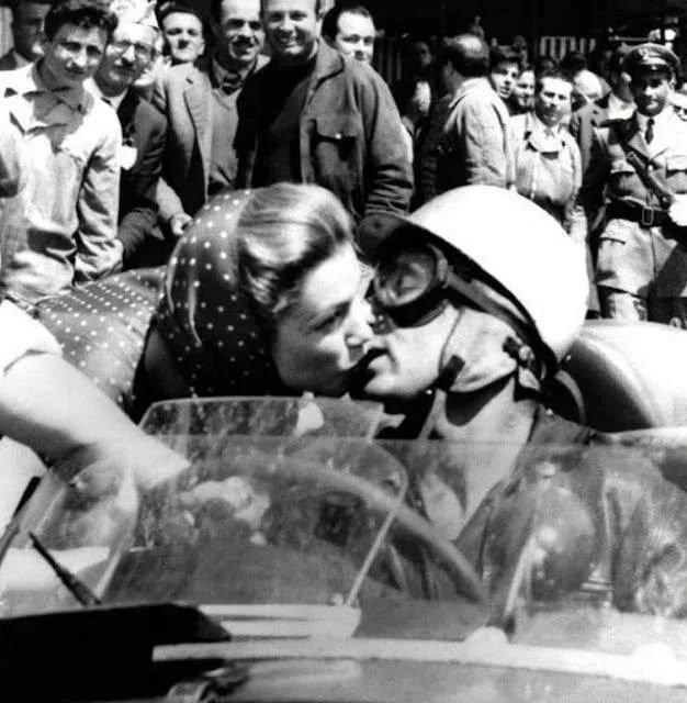 1957年5月12日：在意大利北部举行的1957年“千里赛”（MilleMig