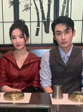 不知道大家发现没，顶级明星的互动，早已超越了简单的同框。Vogue大秀结束后