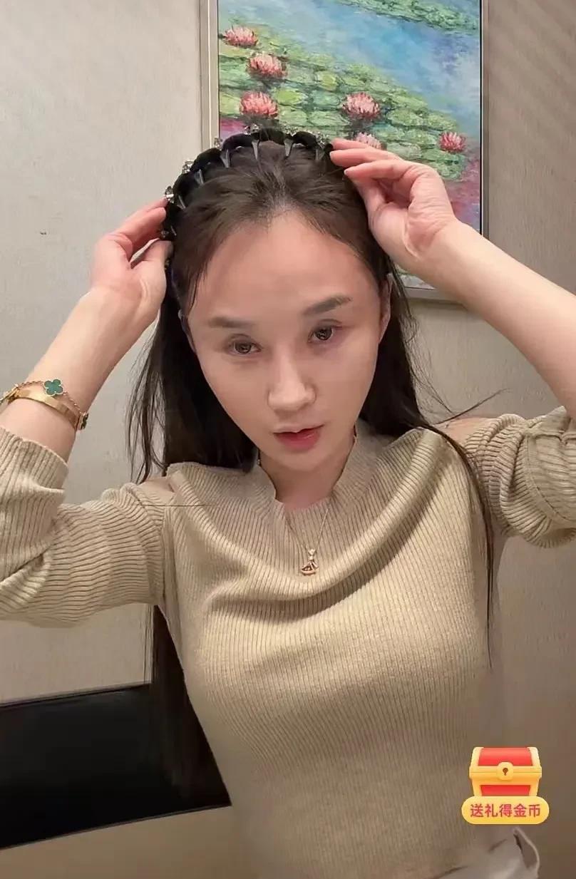 沈曼成功劝阻散打和方丈别再为难刘二狗，别去人家活动现场捣乱后，继续当摆事大姐的她