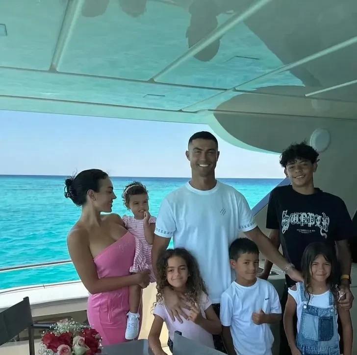C罗不简单啊！这是有高人指点啊。在和乔治娜求婚之后，婚前协议也被葡萄牙媒爆出来