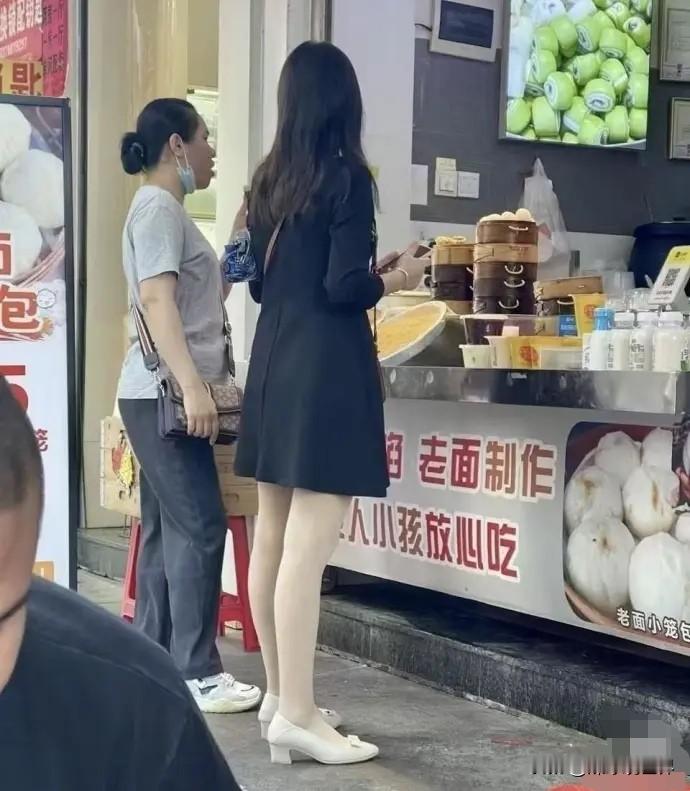 美女看着背影真的不错，直到回头的那一刻，整个世界都安静了。