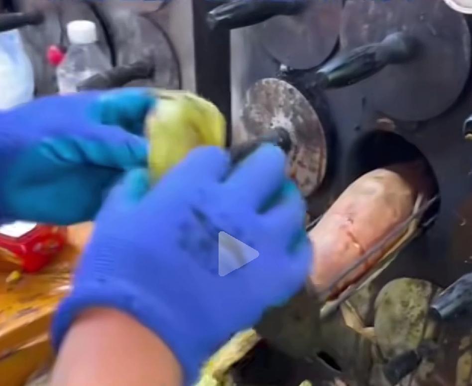 预制菜的风从饭店吹到了摊位上！近日，一个市民在路边摊购买红薯。摊主拿出一个塑料