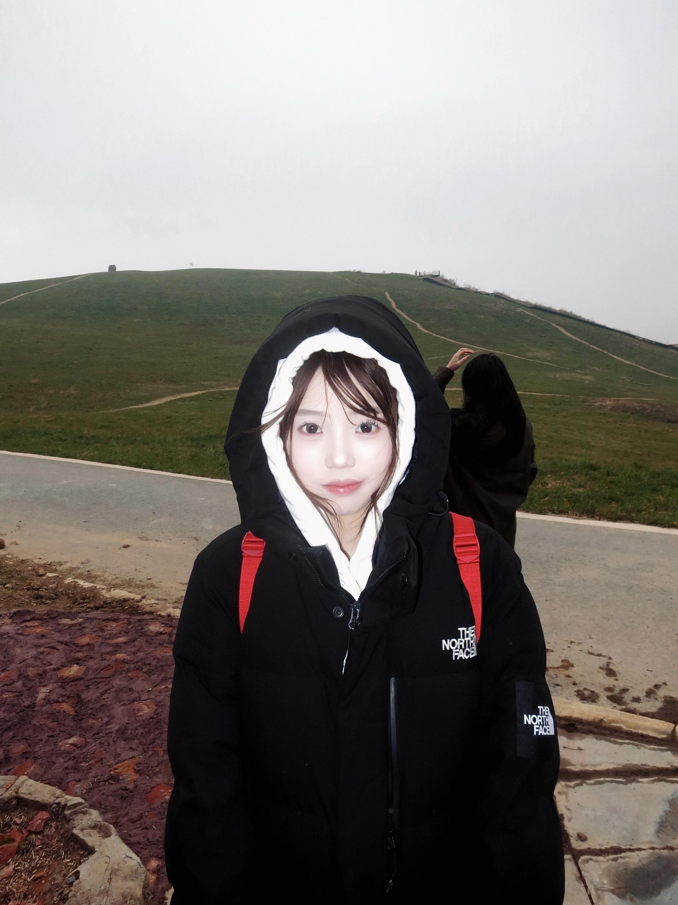 我会带你去世界各地旅行 把曾经的誓言都实现了 别哭 我再也不会丢下你一个人了