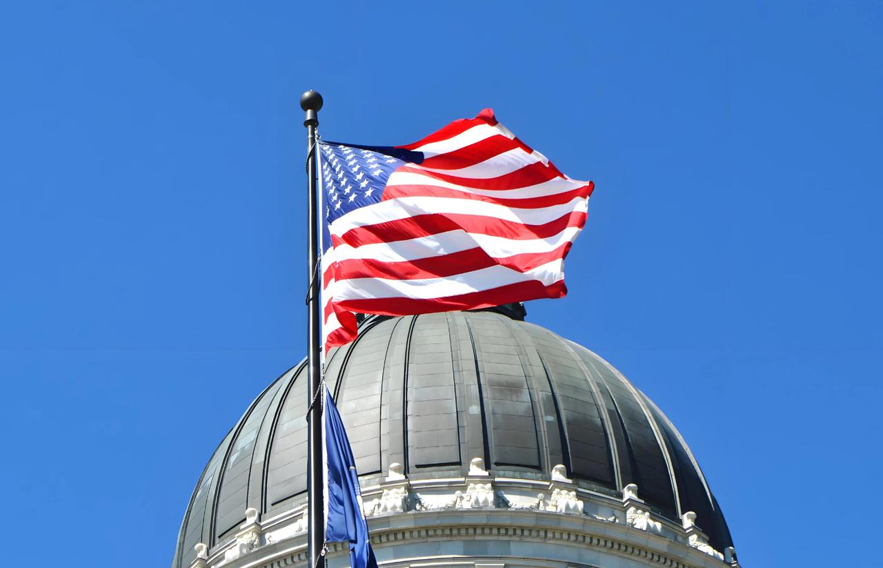 美国牵头围堵俄罗斯石油整整四年，最后亲手给俄油松了绑松绑管束的消息刚落地，全