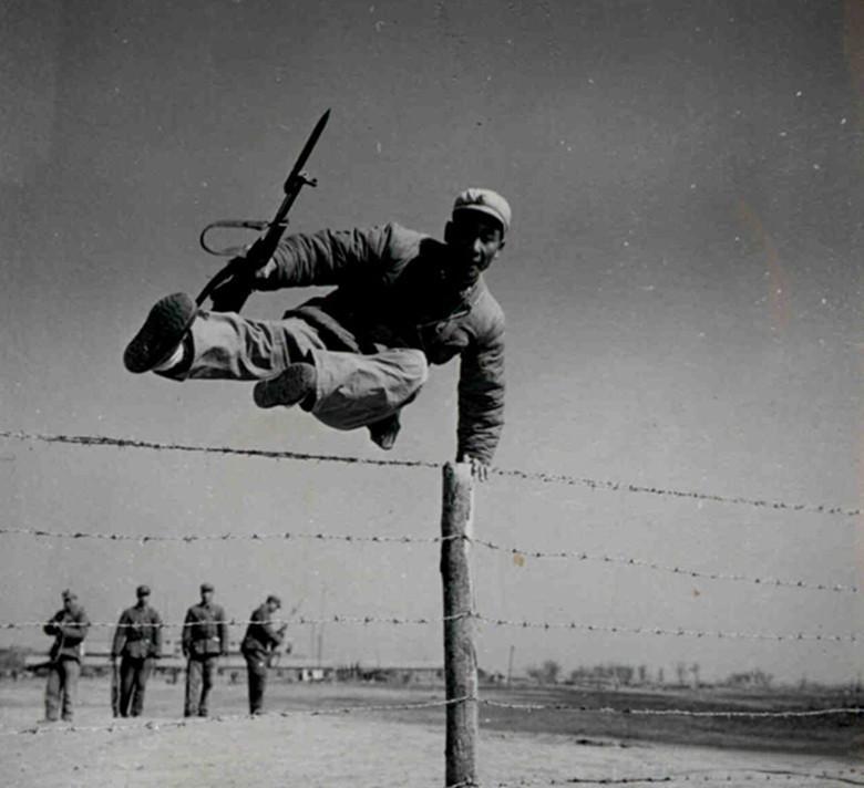 1964年全军大比武的赛场上，一个山东小伙子用尽全力掷出的手榴弹，不仅打破了全军