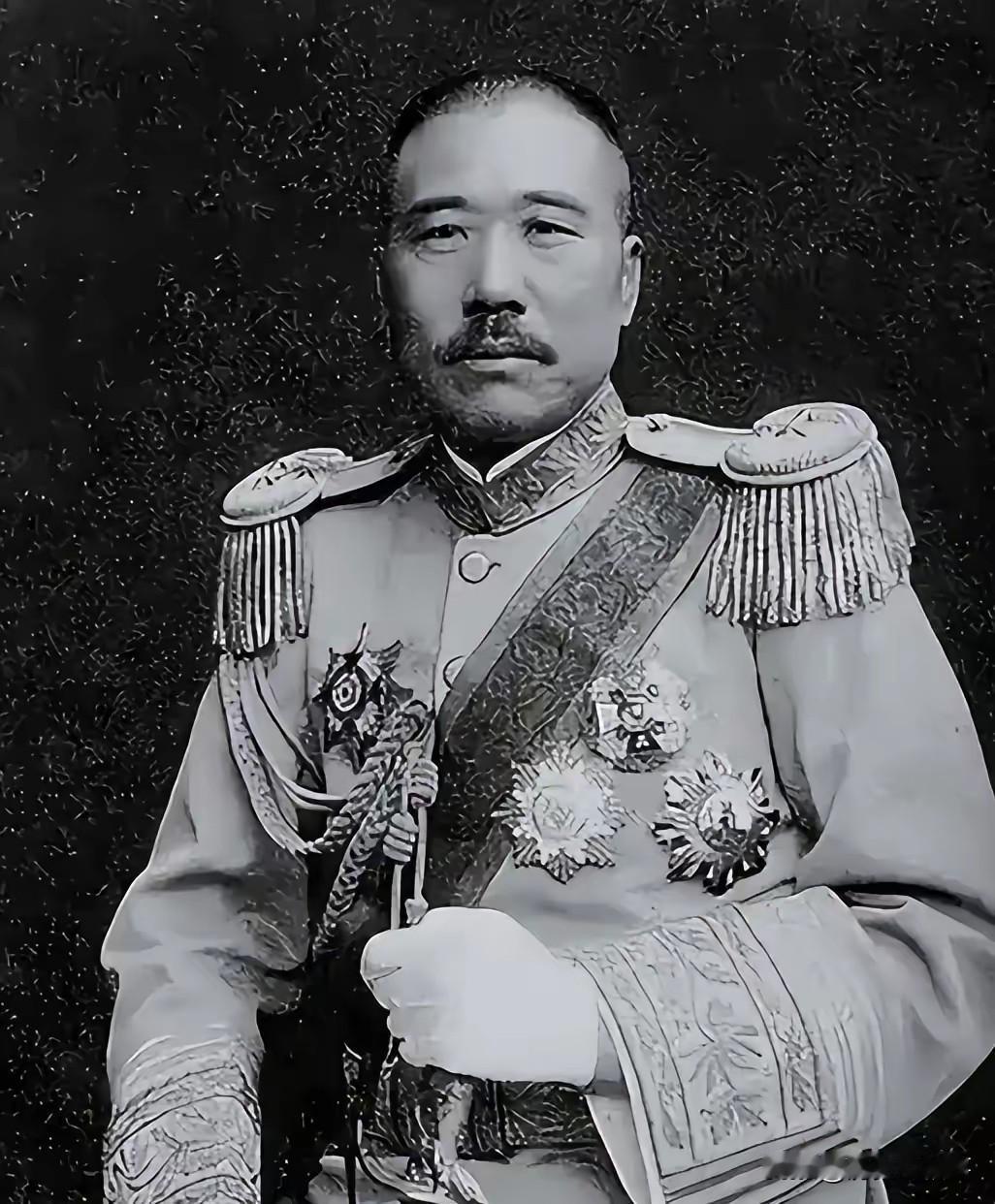 1923年，张宗昌小妾生病，请来名医施今墨。施今墨刚要写药方，却突然停下。张宗昌