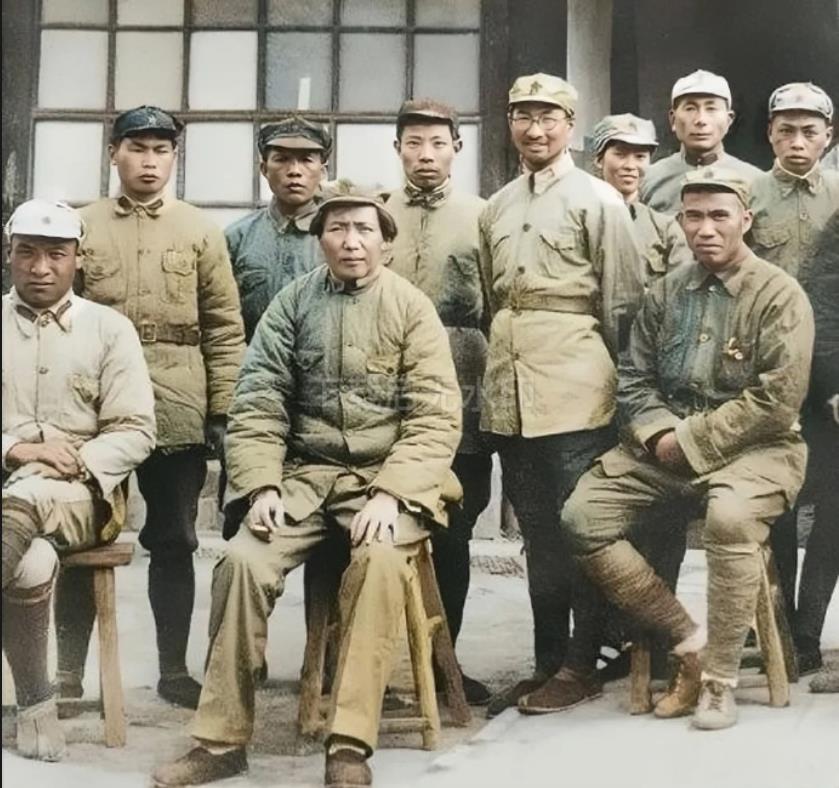 毛主席、朱老总在延安的老照片。照片拍摄于1937年，是毛主席、朱老总与抗日军