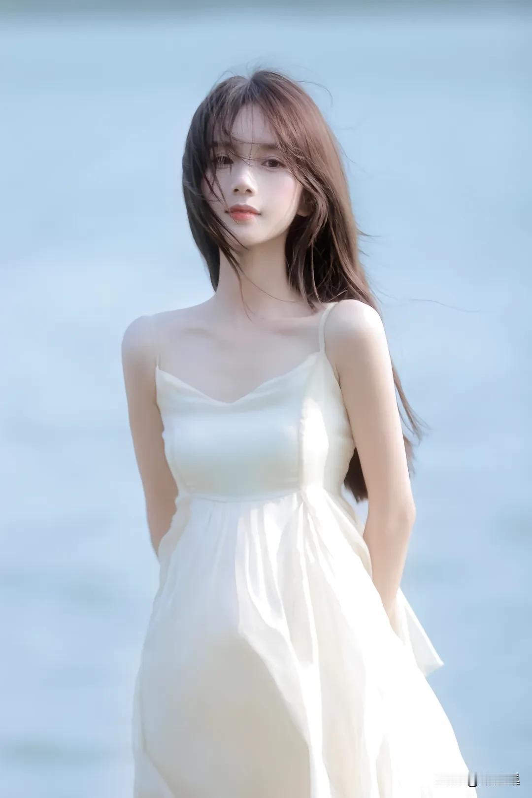 海边姑娘穿着白色连衣裙，微风吹拂。