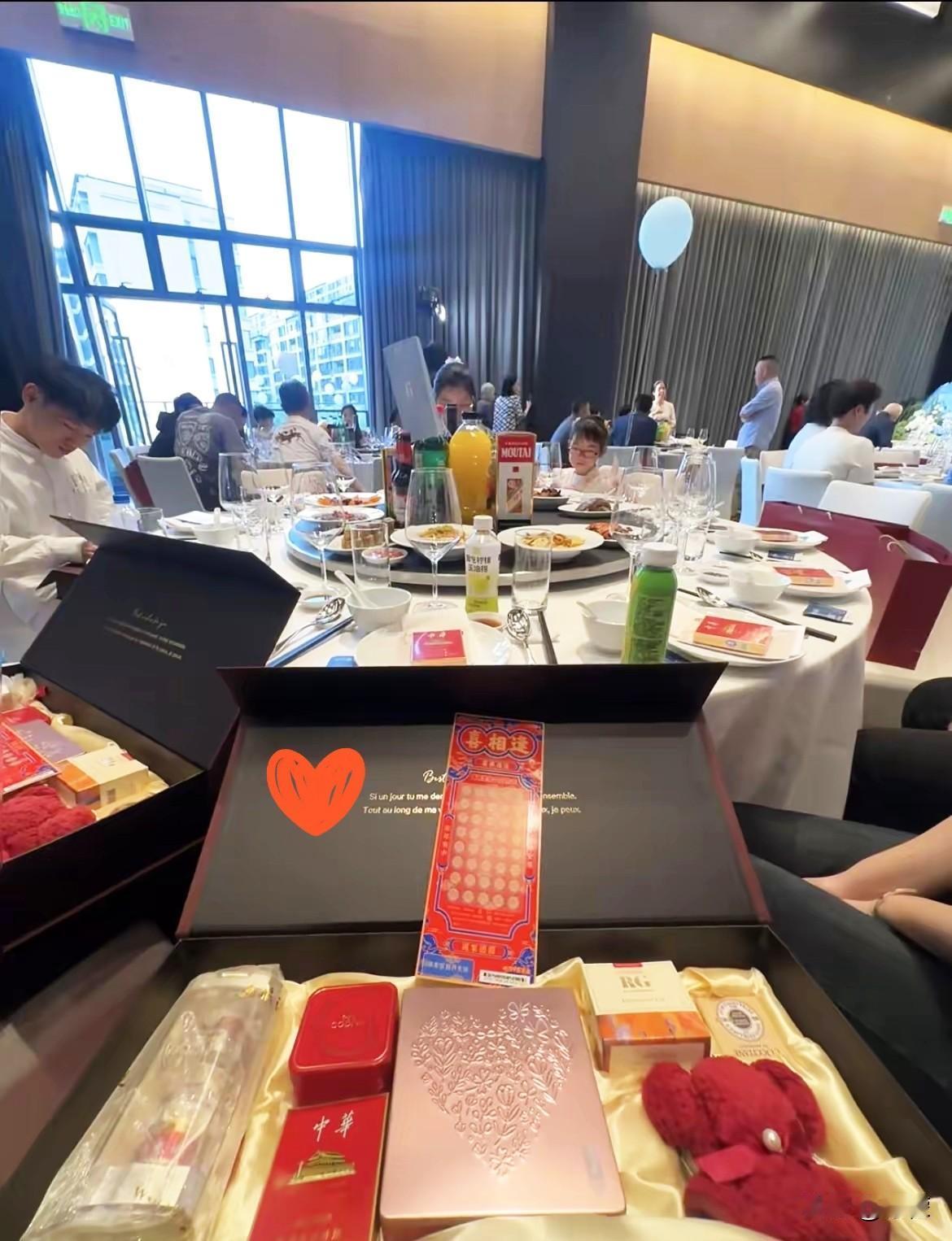 同事儿子办婚礼，我临时帮忙记礼单，一个男的过来，说随500块礼金，却没递红包，反