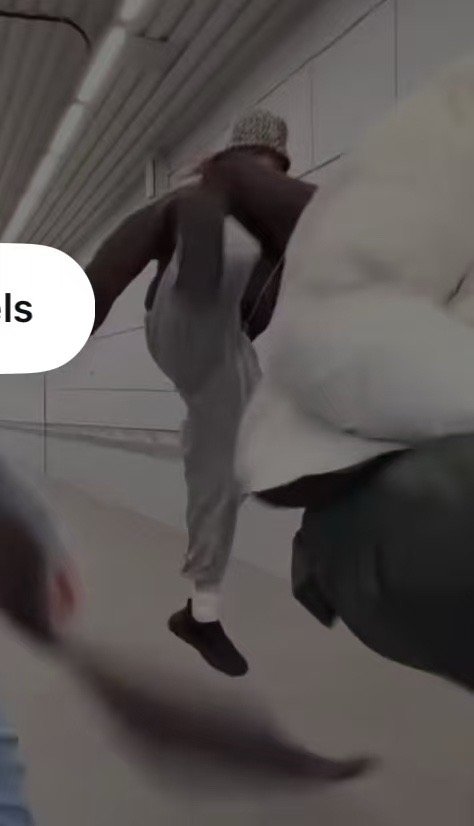 这个人没唧唧，所以是女的