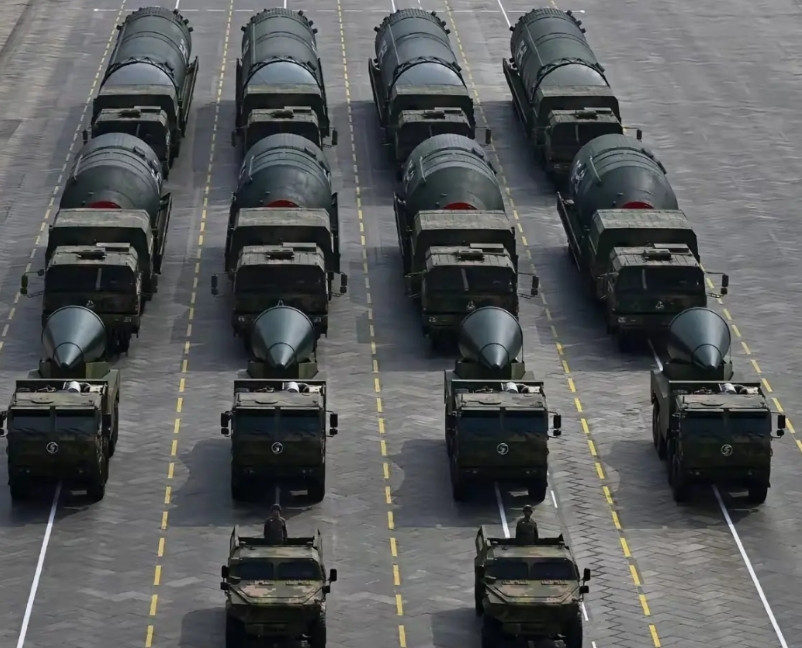 美国左右为难，面对中国武器的发展是跟还是不跟。如果跟，就要投入大量的军费，看看