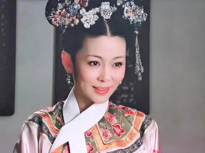 她太可笑了，简直是弄巧成拙。《甄嬛传》里，皇上忽然要来齐妃的宫室，她听说后真