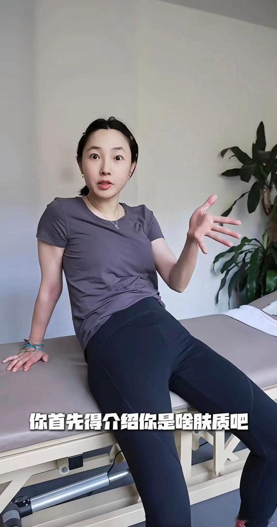 白百何神态自然毫无刻意修饰，生动的表情满是真实氛围感。