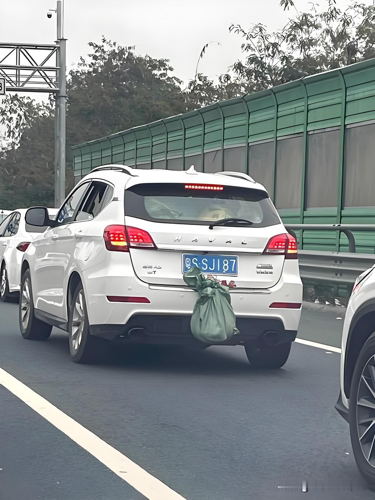 春节过完了，又要开车回城了。后备箱被爸妈塞得满满当当，全是吃的，都是家乡的味道