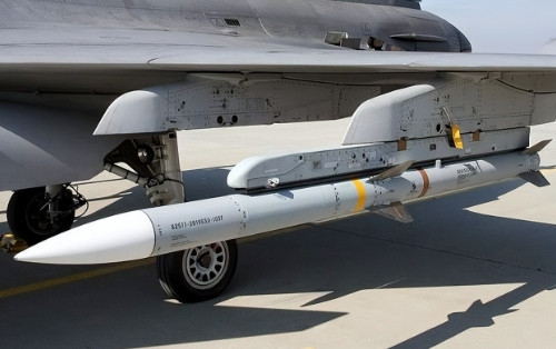 美国终于同意把先进的AIM-120导弹卖给埃及，长久以来，埃及的F-16战斗机因