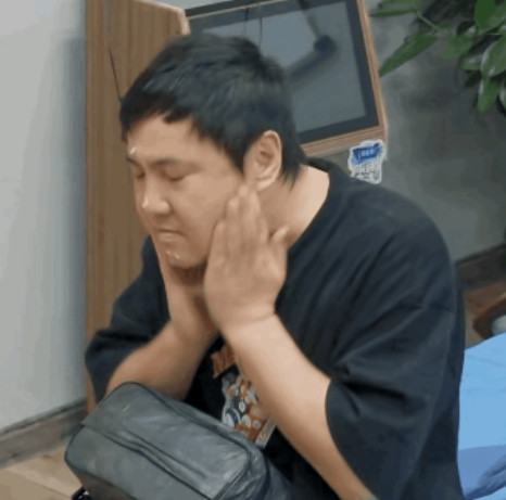 一天半夜，沙溢在平台上晒出了一张毕业照，并配文：这不是校草，谁是校草？结果没多久