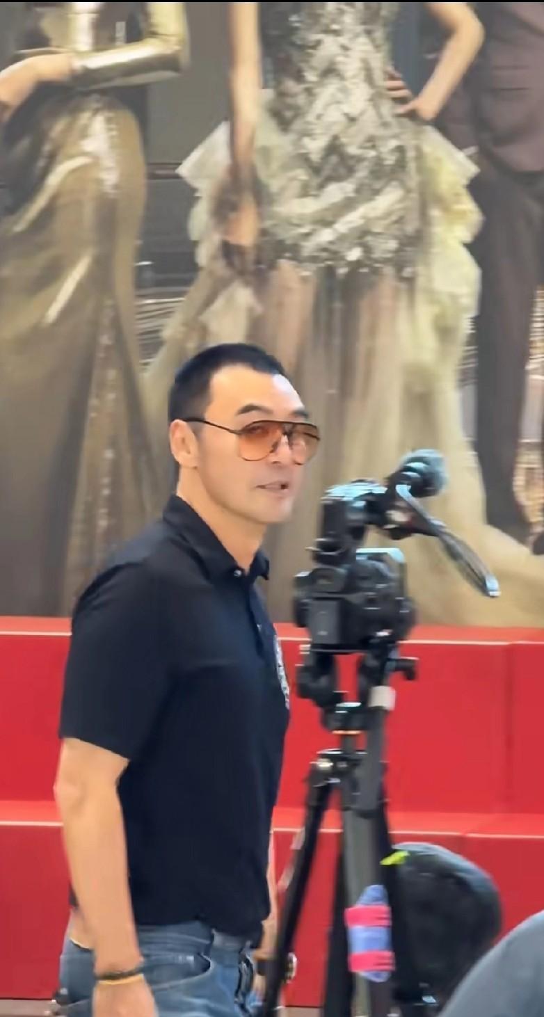 好嘞！72岁的钟镇涛B哥近期回TVB客串新剧《巨塔之后》啦！他已有32年未拍TV