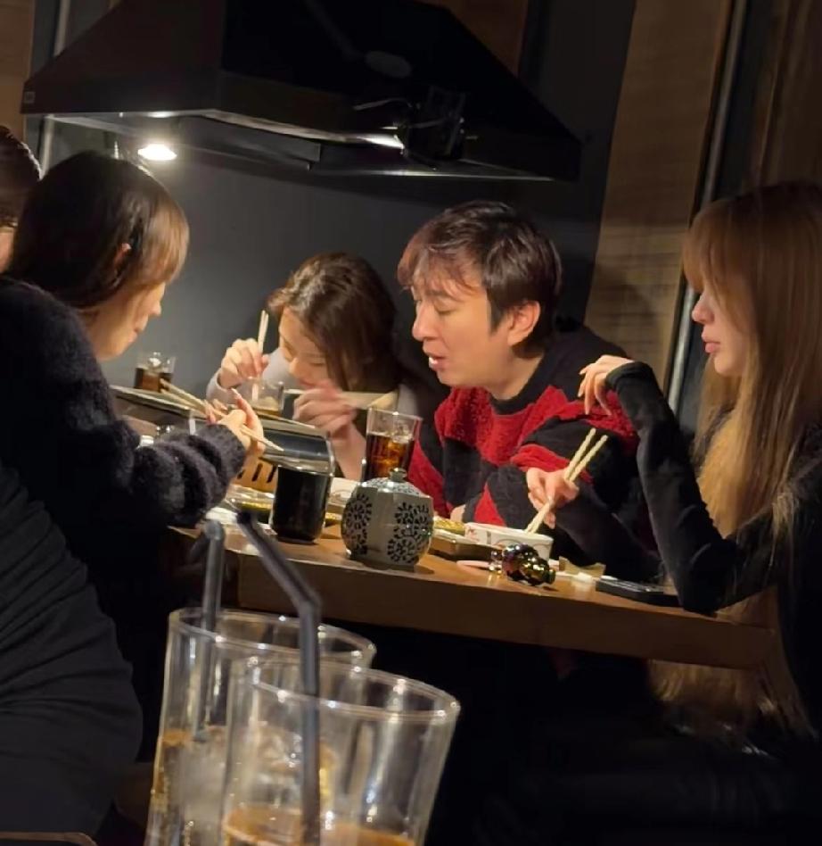 王思聪走哪都是一群美女围着，最近王思聪又到了新加坡，在一家店吃烤肉时被偶遇，左右