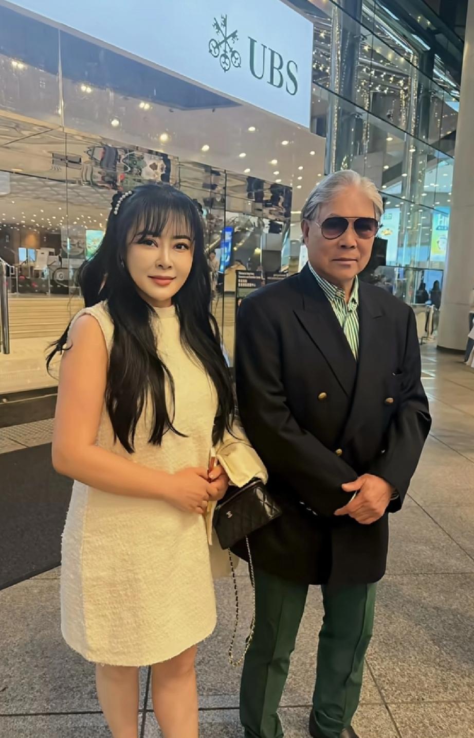 霍震霆看艺术展，穿绿色裤子，依然是小女生的偶像!近日，霍震霆独自现身中国香港