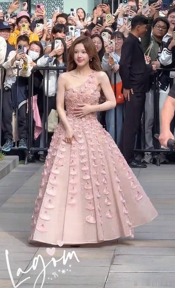 赵露思精修和生图差别大吗？