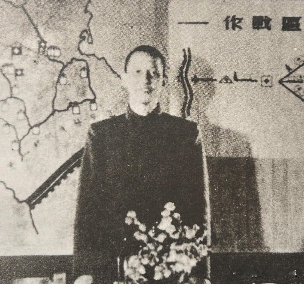 抗美援朝时期，中国人民志愿军副司令员兼后方司令部司令员洪学智的老照片。在洪学智的