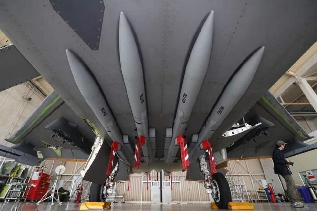 韩国KF-21战斗机绝对是高人设计的！有网友对KF-21战斗机的半埋式弹舱进