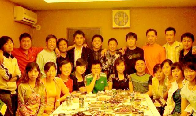 长沙这场同学聚会，散的不只是饭局，连几段婚姻也跟着散了。据说两位同学趁着阳历