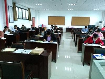 一门好端端的大学选修课，因为老师在群里发的一句暗语，直接被叫停了。现在大家都在
