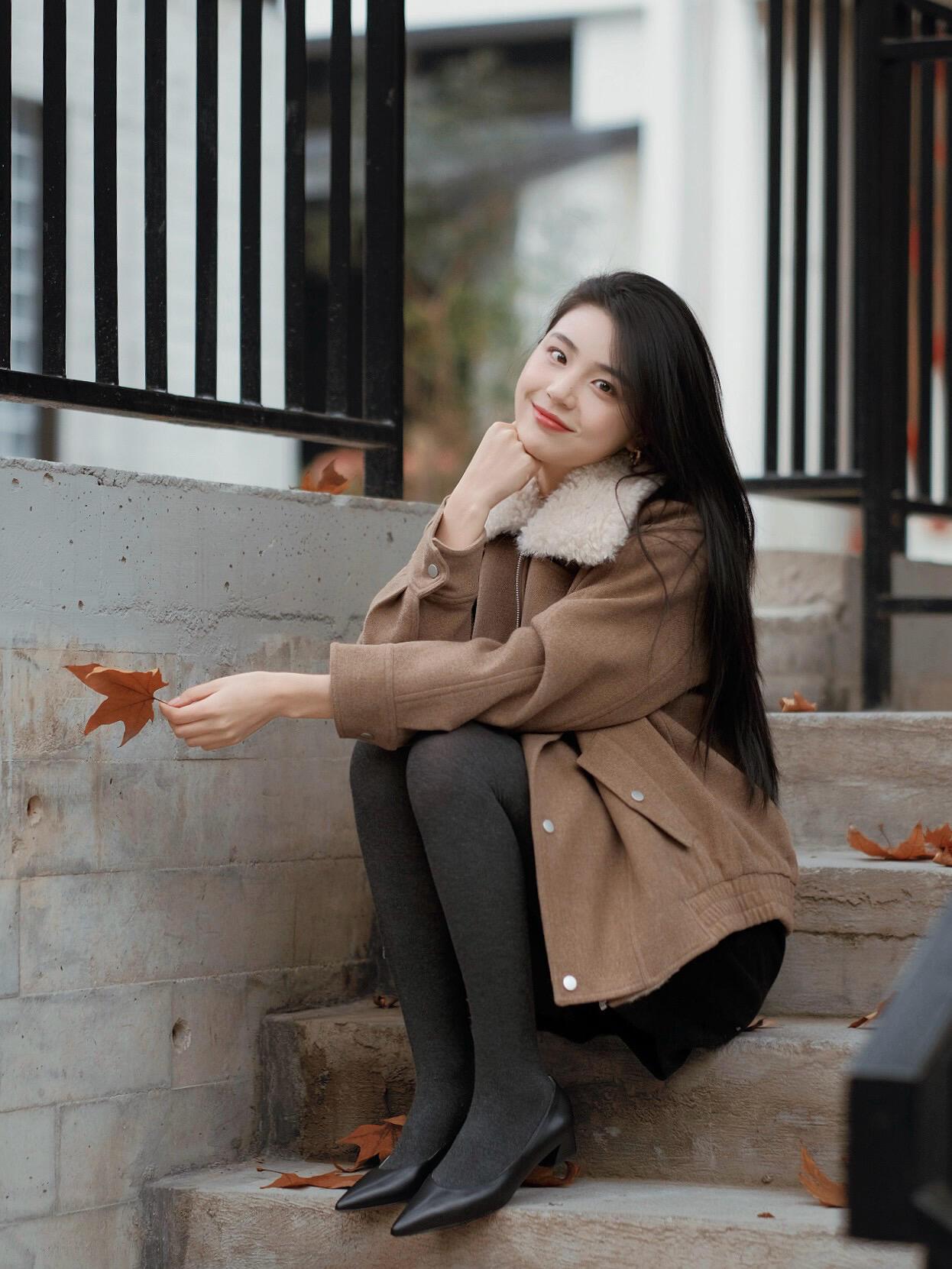 家人们，这套低饱和穿搭直接把冬日高级感焊在身上了！白色内搭干净得像落雪，浅咖色外