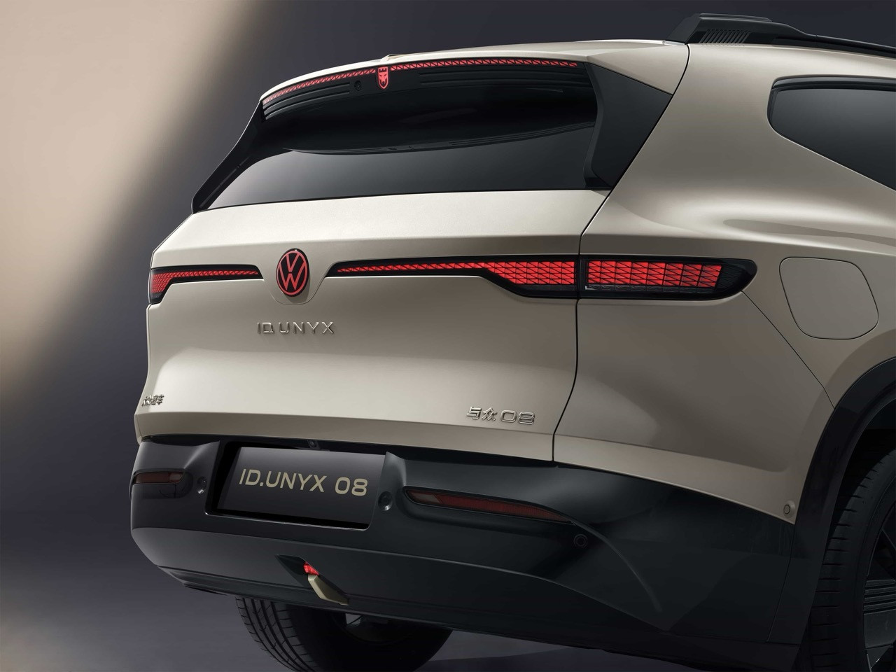 大众与小鹏首款合作车型与众08量产下线，24个月落地创纪录。新车为全尺寸纯电SU