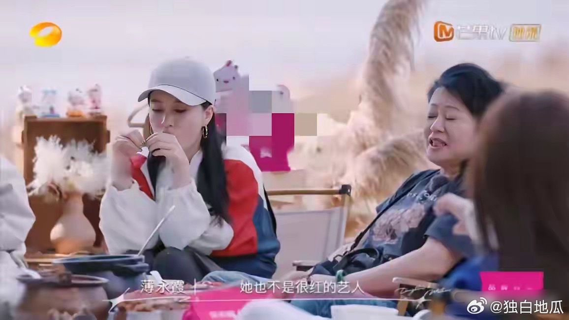 李嘉格，强忍泪水。李嘉格妈妈说李嘉格:“她也不是很红的艺人，我搜她干嘛？很普通，